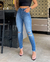 Calça Feminina Jeans Mom Skinny com elastano