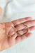 Kit de brincos argolas design torcido Manuela banhados a ouro 18k - comprar online