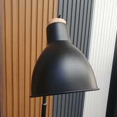 Lámpara de pie detalles de madera negra o blanca en internet