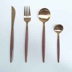Imagen de Set Cubiertos 16 Piezas Dorado Mango Símil Madera Lujo Dorado