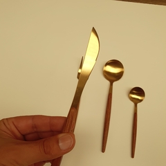 Set Cubiertos 16 Piezas Dorado Mango Símil Madera Lujo Dorado