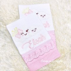 02 Fraldas de boca bordada e decorada no tema Nuvem