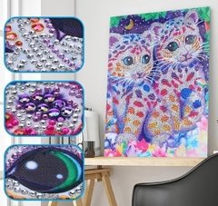 (1740) Pintura com Diamantes - Diy 5D Strass - Gatos 1 - 40x50 cm - Pedras Especiais - Mundo dos QCS