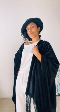 Ruana Alaska negra ( PRE ORDER) - Oculto