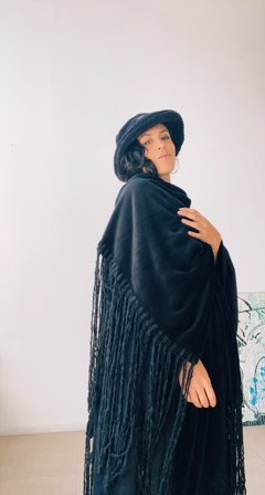 Ruana Alaska negra ( PRE ORDER) - comprar online