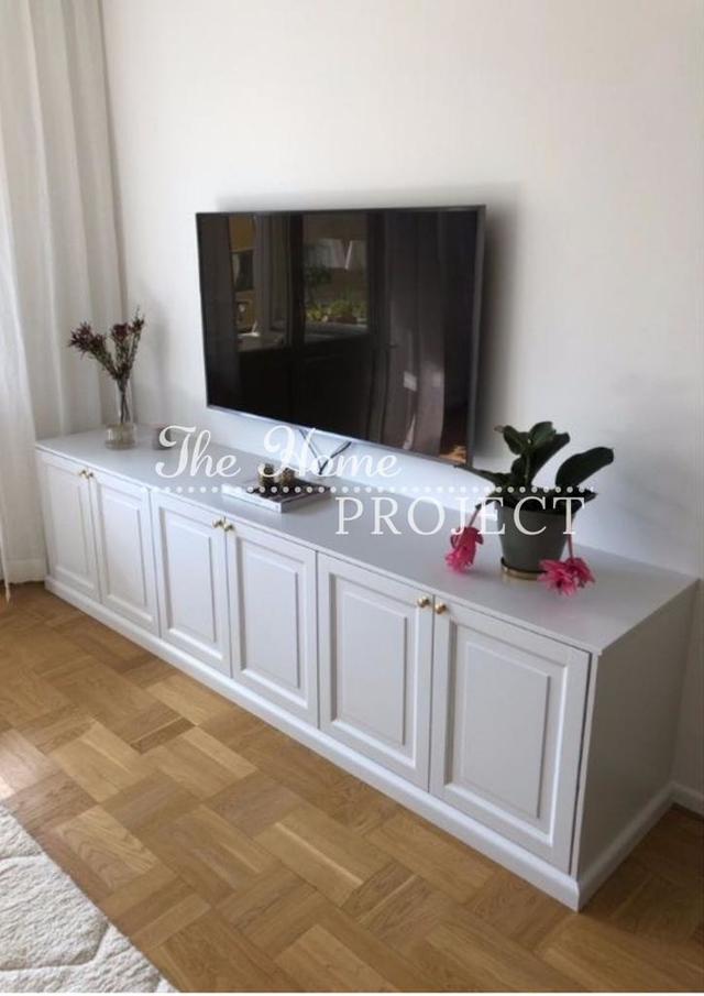 MUEBLE TV CON FRENTES MOLDURADOS