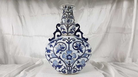 Delicado jarro de porcelana