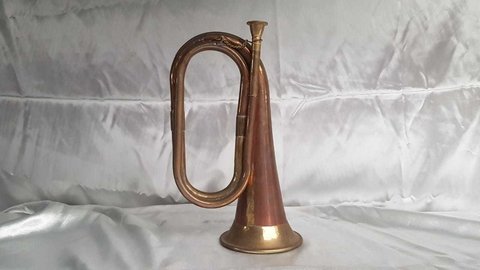 Corneta antiga de latão e cobre