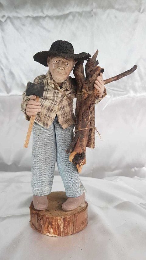 Boneco artesanal lenhador bem detalhado