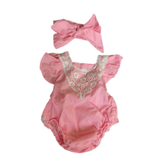 Romper bebê Jardineira rosa com renda na internet