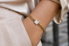 Pulseira Ramos c/Borboleta Madrepérola Aço / Banho Dourado - PLAÇF0034