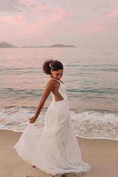 VESTIDO ARPOADOR (Ou Praia, como preferir) - saia Godê em patchwork de rendas chantilly, com barrado em renda chantilly, corpo estruturado na frente, em tule poá, renda chantilly e fita de renda algodão, com costas em tule ilusione com fita de algodão.