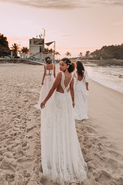 VESTIDO ARPOADOR (Ou Praia, como preferir) - saia Godê em patchwork de rendas chantilly, com barrado em renda chantilly, corpo estruturado na frente, em tule poá, renda chantilly e fita de renda algodão, com costas em tule ilusione com fita de algodão. - loja online