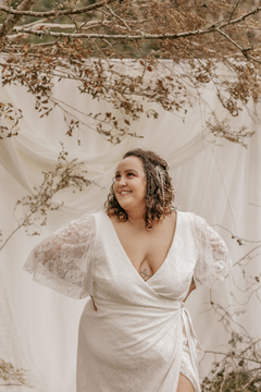 Vestido Lua - Vestido transpasse em malha com elastano, com renda chantilly sobreposta. - loja online