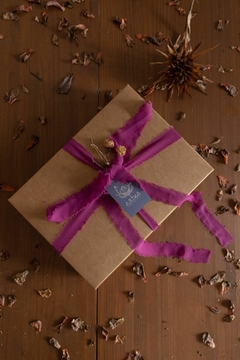 Imagem do Caixa Lavanda - contém: kimono Artha + vela Entalpia para Artha e faixa de Seda Liane Mestrinho para Artha.