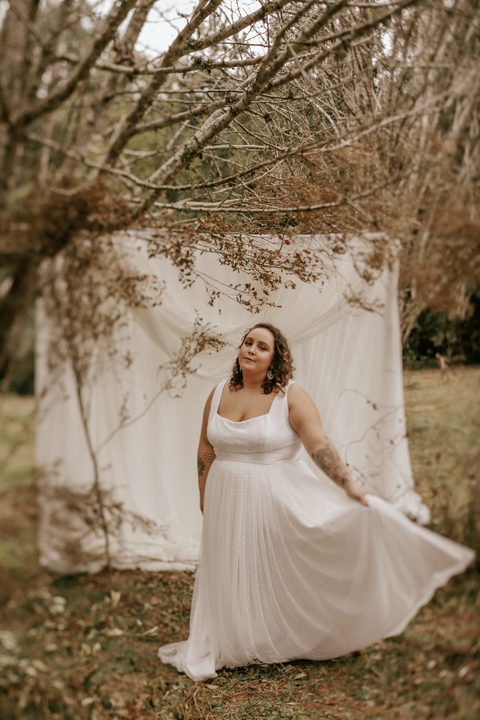 Vestido Júpiter - Corpo em crepe com elastano e renda chantilly com saia em tule poá franzido.