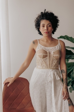 CROPPED BORDOIR - Cropped em Transparência estruturada estilo lingerie, com viés aparentes e passa fita nas costas. - loja online