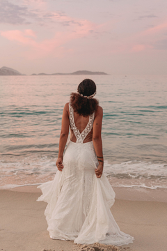 VESTIDO ARPOADOR (Ou Praia, como preferir) - saia Godê em patchwork de rendas chantilly, com barrado em renda chantilly, corpo estruturado na frente, em tule poá, renda chantilly e fita de renda algodão, com costas em tule ilusione com fita de algodão. - Vestidos de noiva exclusivos ARTHA ATELIER