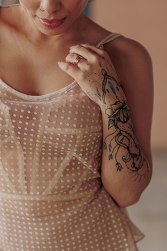 CROPPED BORDOIR - Cropped em Transparência estruturada estilo lingerie, com viés aparentes e passa fita nas costas. na internet