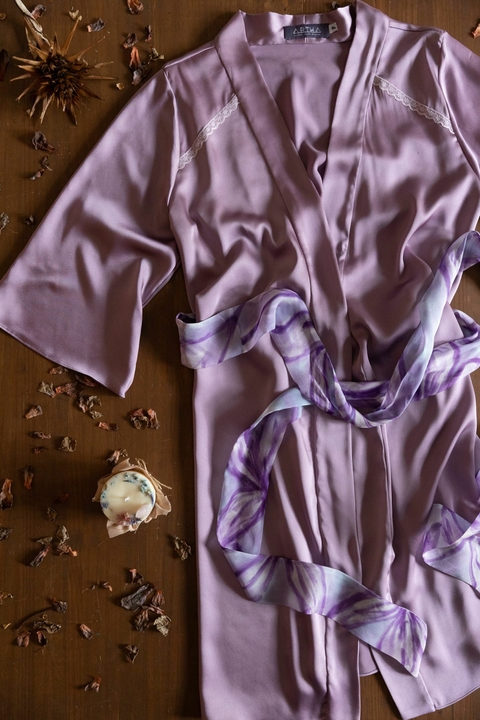Caixa Malva - Robe em cetim Artha + faixa em seda estampada Liane Mestrinho + vela Entalpia