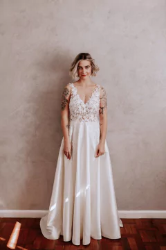 Vestido Sakura - corpo em renda 3D e renda soutache, com saia em zibeline com bolsos.