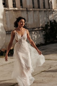 Vestido Maya em renda chantilly com micro paetê, com bordado à mão.