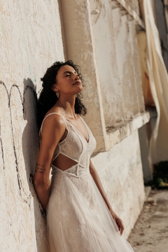 Vestido Maya em renda chantilly com micro paetê, com bordado à mão.