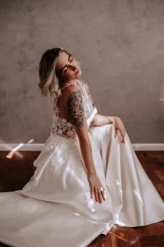 Vestido Sakura - corpo em renda 3D e renda soutache, com saia em zibeline com bolsos. - Vestidos de noiva exclusivos ARTHA ATELIER