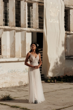Imagem do Vestido Maya em renda chantilly com micro paetê, com bordado à mão.