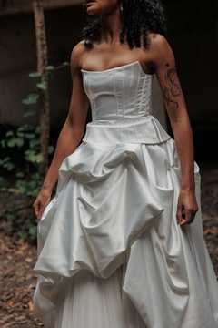 Corset Catedral estruturado em cetim Hollywood com barbatanas aparentes. - comprar online