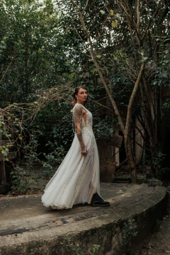 Vestido Oceânides com aplicações de rendas bordadas, composição de tule e pedrarias.