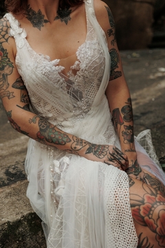 Vestido Oceânides com aplicações de rendas bordadas, composição de tule e pedrarias. - Vestidos de noiva exclusivos ARTHA ATELIER