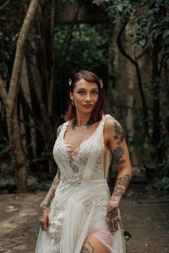 Vestido Oceânides com aplicações de rendas bordadas, composição de tule e pedrarias. - comprar online