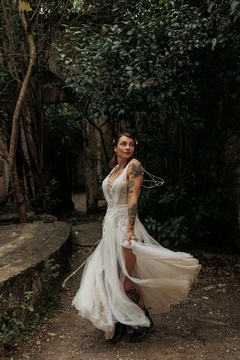 Vestido Oceânides com aplicações de rendas bordadas, composição de tule e pedrarias.