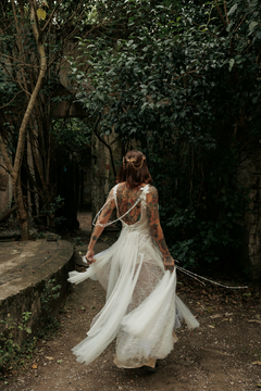 Vestido Oceânides com aplicações de rendas bordadas, composição de tule e pedrarias. na internet