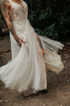 Vestido Oceânides com aplicações de rendas bordadas, composição de tule e pedrarias. - loja online