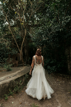 Vestido Oceânides com aplicações de rendas bordadas, composição de tule e pedrarias. na internet