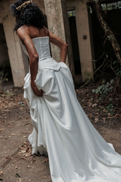Corset Catedral estruturado em cetim Hollywood com barbatanas aparentes. - loja online