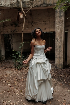 Corset Catedral estruturado em cetim Hollywood com barbatanas aparentes. na internet