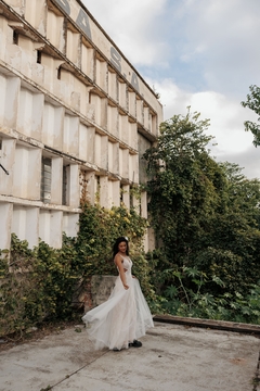 Vestido Maya em renda chantilly com micro paetê, com bordado à mão. - comprar online