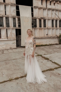 Vestido Hydra em tule ilusione ilatiano e aplicações manuais de rendas, paetês e pedrarias. - comprar online