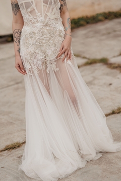 Vestido Hydra em tule ilusione ilatiano e aplicações manuais de rendas, paetês e pedrarias.