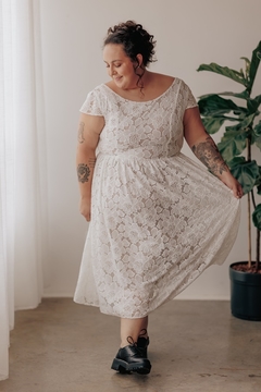Vestido Wonderland Peônia - comprimento midi em tecido com elastano com forro nude e renda com elastano. - comprar online