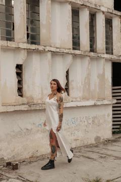 Imagem do Vestido Luna em cetim Mellow no viés.