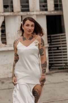 Imagem do Vestido Luna em cetim Mellow no viés.
