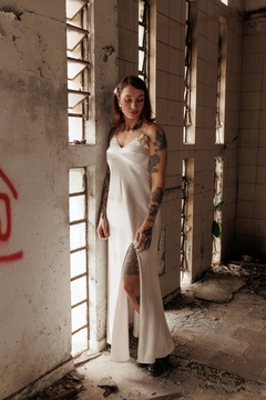 Vestido Luna em cetim Mellow no viés.