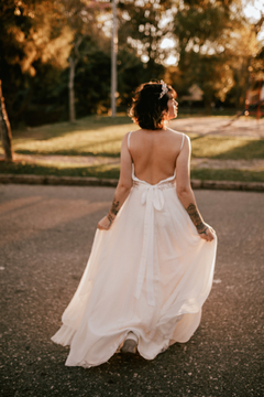 Vestido Laurel - Corpo em renda chantilly com saia em camadas de renda, tule e crepe. - loja online