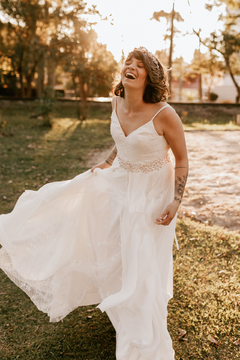 Vestido Laurel - Corpo em renda chantilly com saia em camadas de renda, tule e crepe. - Vestidos de noiva exclusivos ARTHA ATELIER