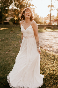Vestido Laurel - Corpo em renda chantilly com saia em camadas de renda, tule e crepe. - comprar online