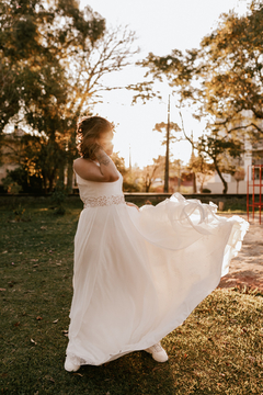Vestido Laurel - Corpo em renda chantilly com saia em camadas de renda, tule e crepe. na internet